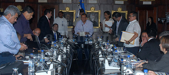 <p>TEGUCIGALPA.- El Presidente de la República, Porfirio Lobo Sosa, anunció hoy que la próxima semana...&nbsp;<a href='http://www.latribuna.hn/2012/01/27/lobo-realizara-entre-6-y-8-cambios-en-su-gabinete/'></a></p>http://www.latribuna.hn/wp-content/uploads/2012/01/CONSEJO-DE-MINISTROS-3-5802.jpg