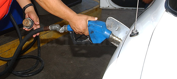 <p>TEGUCIGALPA.- Con una proyección poco alentadora para los hondureños la directora de la Comisión Administradora...&nbsp;<a href='http://www.latribuna.hn/2012/01/27/combustibles-aumentaran-mas-de-un-lempira/'></a></p>http://www.latribuna.hn/wp-content/uploads/2012/01/combustible-2-580.jpg