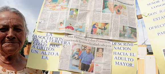 <p>SAN PEDRO SULA.- “Estamos cansados de tanto caminar y exigir nuestros derechos, pero seguimos en pie...&nbsp;<a href='http://www.latribuna.hn/2012/02/03/abuelos-salieron-a-calles-para-exigir-respeto-y-el-bono-de-oro/'></a></p>http://www.latribuna.hn/wp-content/uploads/2012/02/tepona-2-580.jpg