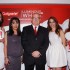 Representantes de Colgate: Gabriela Tróchez, Álvaro López y María Auxiliadora Rodríguez junto a las modelos de la marca.