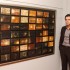 El artista Gabriel Galeano junto a una de sus obras.