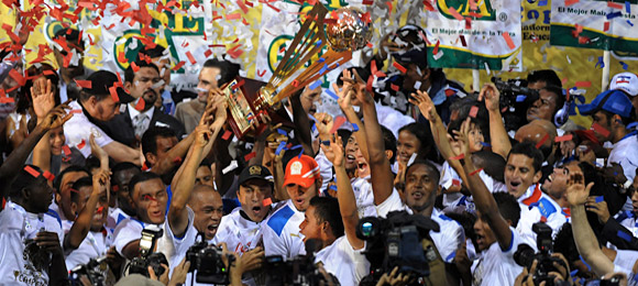 <p>Redacción Deportes.- Tal como lo soñó y se lo propuso, Olimpia se  proclamó campeón del torneo Clausura...&nbsp;<a href='http://www.latribuna.hn/2012/05/20/%c2%a1olimpia-bicampeon/'></a></p>http://www.latribuna.hn/wp-content/uploads/2012/05/OLIS1_3.jpg