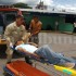 Jefferson Alberto Núñez Raudales es conducido en una camilla, por elementos del Cuerpo de Bomberos, mientras que el menor entró caminando al hospital, ya que solo recibió un tiro en el brazo derecho.