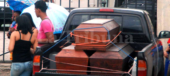 <p>COPÁN RUINAS, Copán.- Tres hombres que cubrían su rostro con pasamontañas y que supuestamente acabaron...&nbsp;<a href='http://www.latribuna.hn/2012/05/20/encuentran-a-tres-hombres-muertos-vestidos-de-negro/'></a></p>http://www.latribuna.hn/wp-content/uploads/2012/05/pasamo4.jpg-580.jpg