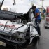 Tras el impacto contra el poste del tendido eléctrico, el microbús quedó con la parte frontal destruida.