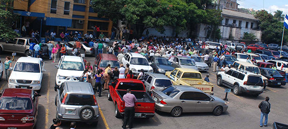 <p>La organización Democracia sin Fronteras, perteneciente al Consejo Nacional Anticorrupción (CNA) presentó...&nbsp;<a href='http://www.latribuna.hn/2013/05/18/soptravi-donde-mas-cobran-coimas/'></a></p>http://www.latribuna.hn/wp-content/uploads/2013/05/AFUERA-DE-SOPTRAVI580.jpg