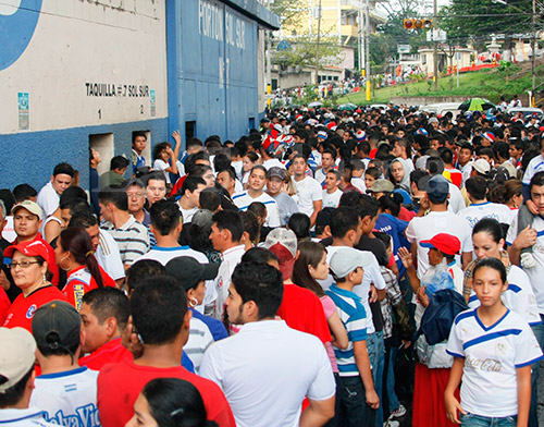 Los aficionados pueden comprar los boletos para la gran final en el Banco Atlántida.