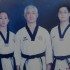 El maestro Bong Kyung Song, con sus hijos Ivette y David Song.