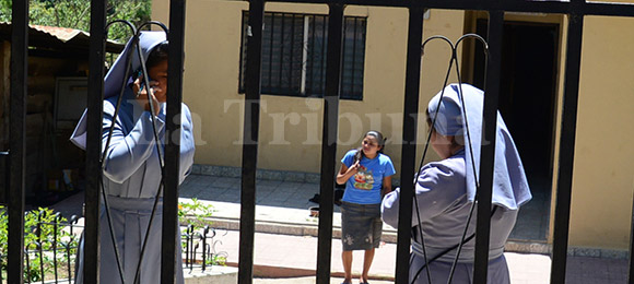 <p>Como balde de agua fría les cayó la noticia sobre la detención del falso padre hondureño, Franklin...&nbsp;<a href='http://www.latribuna.hn/2013/05/18/con-las-maletas-hechas-se-quedaron-monjitas-que-viajarian-hoy-a-espana/'></a></p>http://www.latribuna.hn/wp-content/uploads/2013/05/MONJAS-2580.jpg