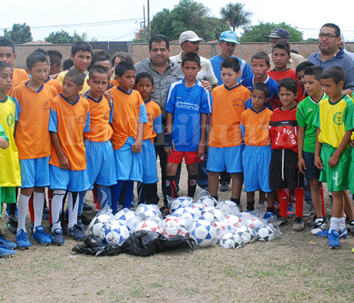 Los niños posaron contentos por la donación de balones, con el diputador del sector amateur, Andrés Salinas.