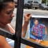 Doris Hernández muestra la última fotografía que Brayan Alexander Vega Hernández se tomó antes de salir de su casa.