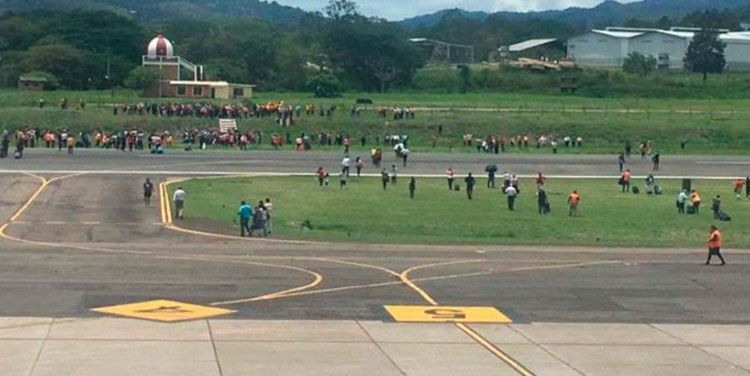 En la pista estuvieron a salvo los viajeros y personal del aeropuerto.