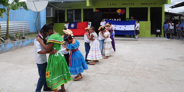 El cuadro de danza bailando El Sueñito.