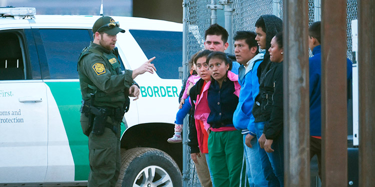 La captura de indocumentados en la frontera de EEUU cayó a la mitad