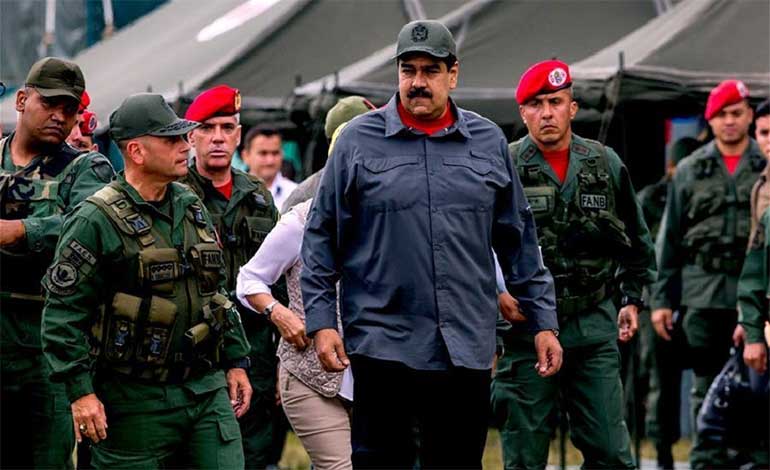 En medio de crisis, Maduro busca renovar industria petrolera