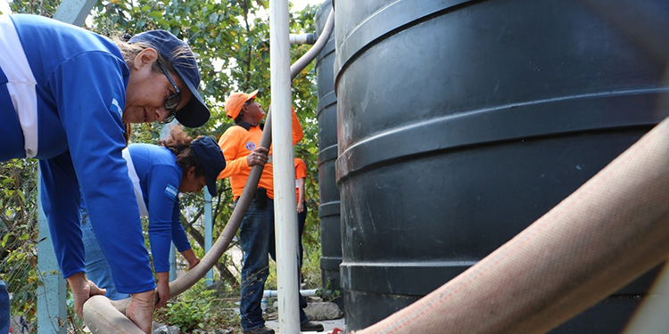 'Pipas' con agua gratis llegan a más barrios y colonias de la capital