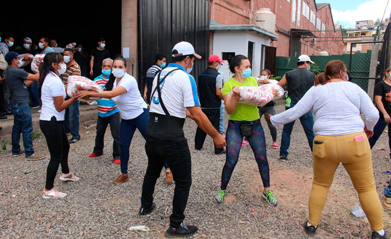 700 jóvenes preparan sacos de alimentos para 3,2 millones de personas