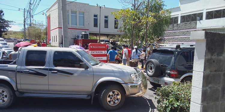 Hondureños acuden temerosos a bancos por emergencia de COVID-19 (Vídeo)