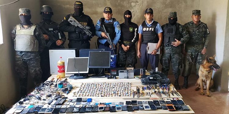 Decomisan drogas, armas punzocortantes y aparatos a reos de Choluteca