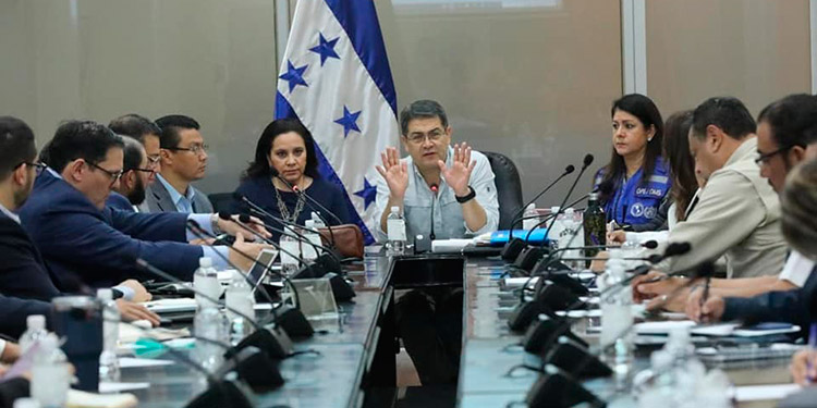 Hoy llega equipo para salas de COVID-19 en 13 hospitales
