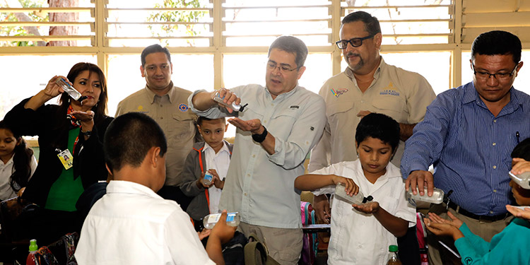 Primer Lote de gel de manos a escuelas por el coronavirus