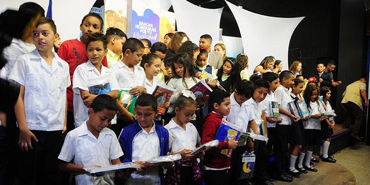 PANI distribuye kits escolares para centros educativos