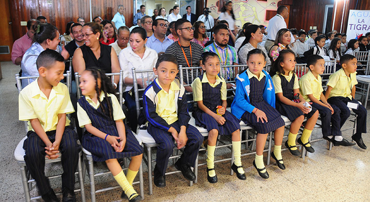 PANI distribuye kits escolares para centros educativos