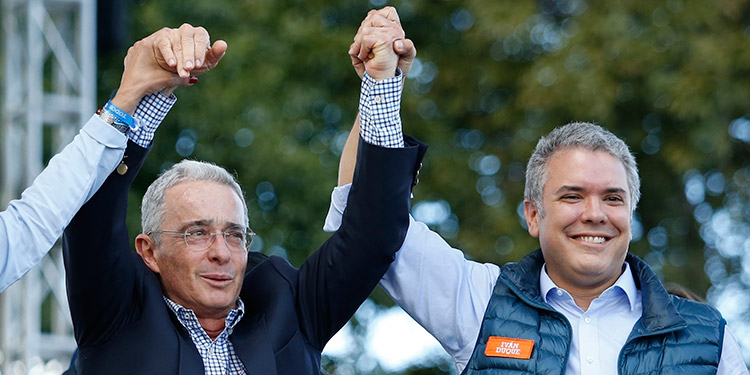 Corte colombiana cita a expresidente Uribe