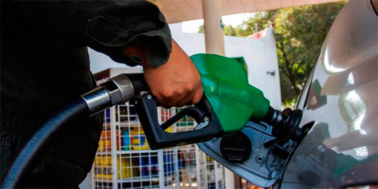 Gasolineros prevén “rebaja importante” al combustible