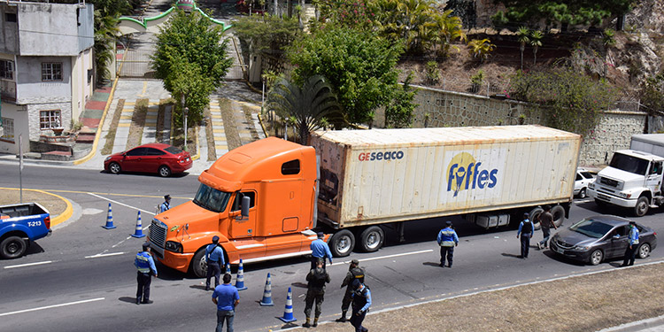 Autorizan circulación del transporte de varios rubros básicos