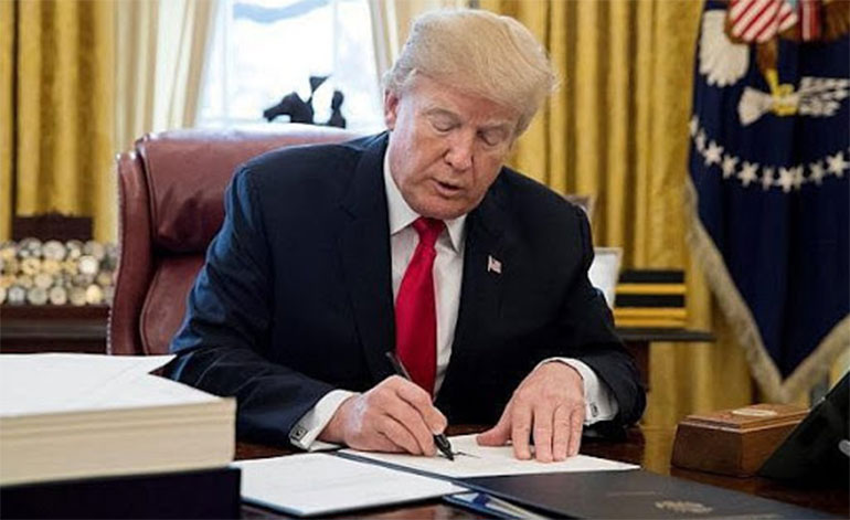 Trump firma un decreto para limitar la protección de las redes sociales