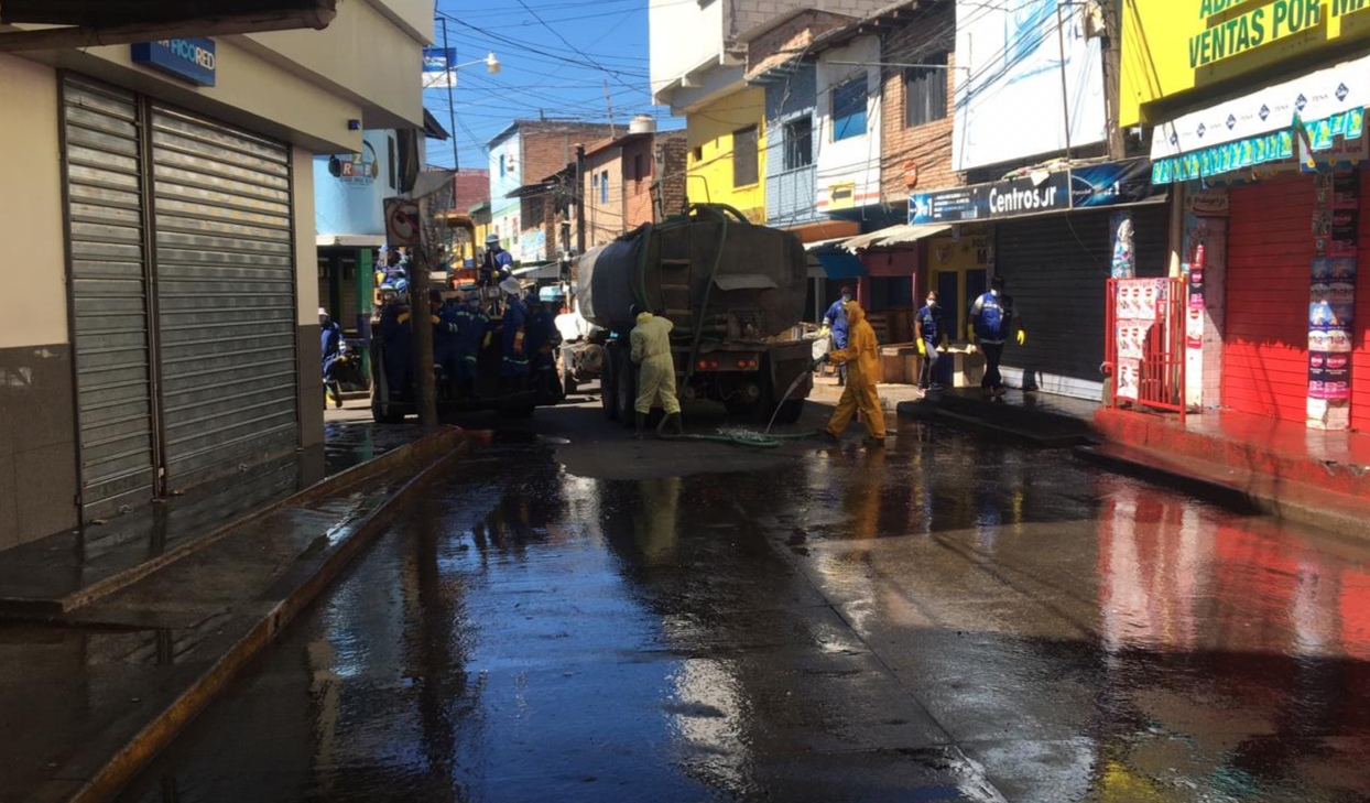Lavan las calles internas del zonal Belén
