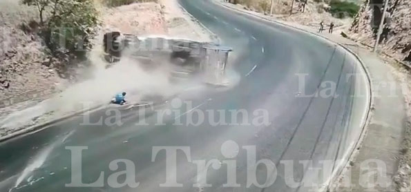 De milagro se salva de morir en aparatoso accidente en la cuesta El Chile (Video) 