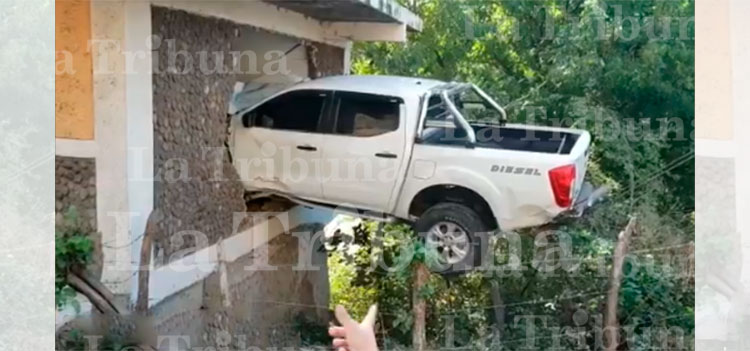 Alocado conductor estuvo a punto de provocar tragedia en carretera al sur