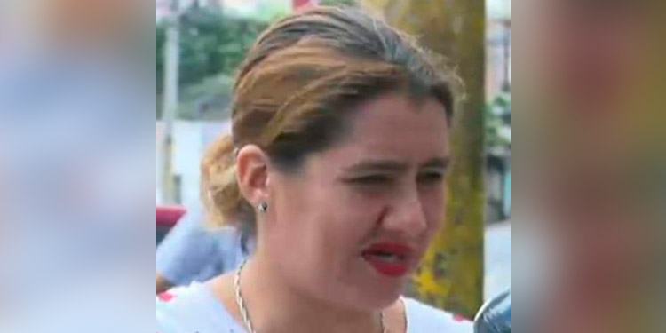 Mujer que retornó de España denuncia acoso de sus vecinos