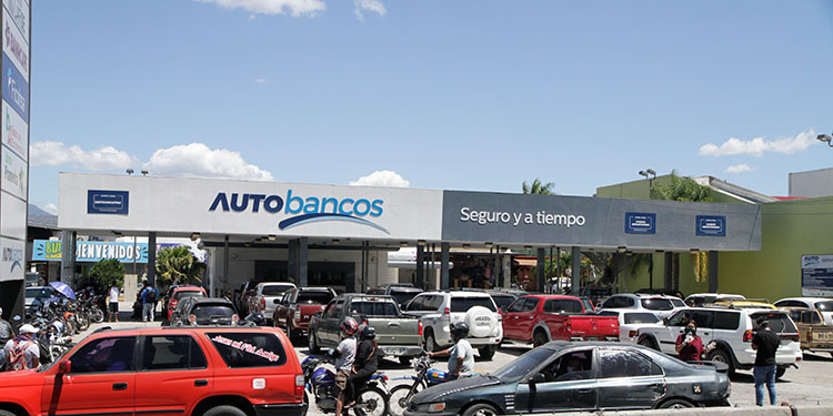 Acuden masivamente a bancos a pagar, retirar efectivo y remesas