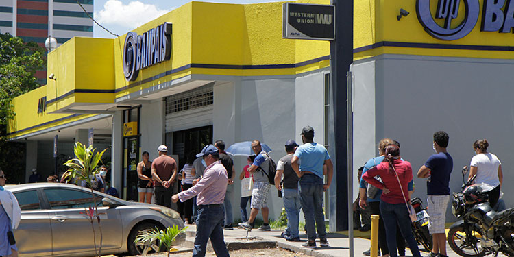 Acuden masivamente a bancos a pagar, retirar efectivo y remesas