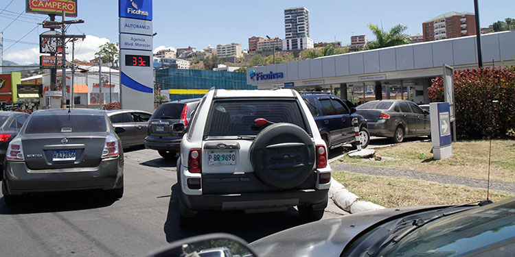 Acuden masivamente a bancos a pagar, retirar efectivo y remesas
