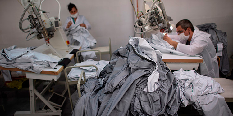 De hacer chaquetas para Armani a producir uniformes contra el coronavirus