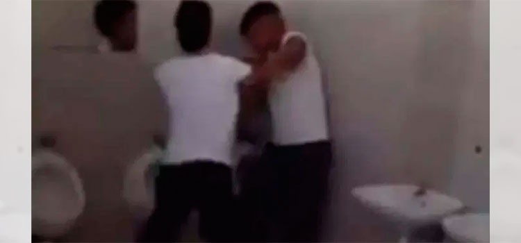 Brutal golpiza a niño con discapacidad en baño de escuela