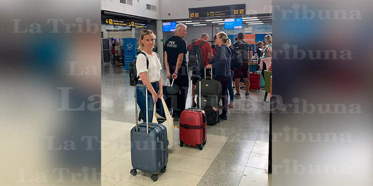 Canadienses en Roatán abandonan el país en vuelo especial (Video)