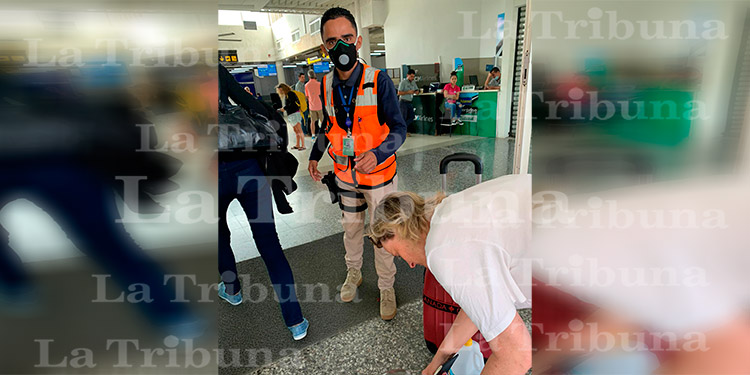 Canadienses en Roatán abandonan el país en vuelo especial (Video)