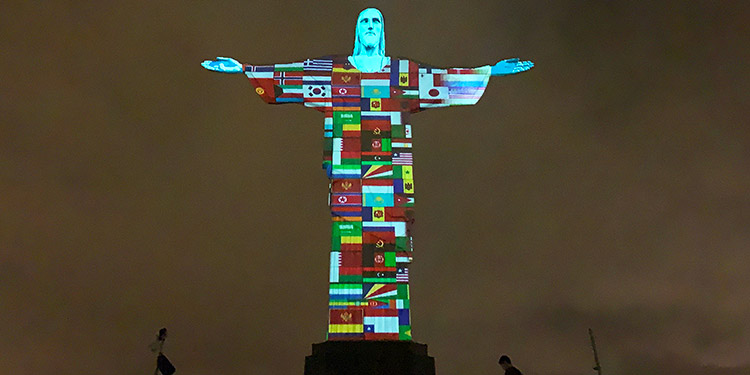 Proyectan en el Cristo Redentor las banderas de los países con casos de coronavirus (Video)