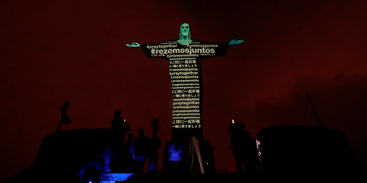 Proyectan en el Cristo Redentor las banderas de los países con casos de coronavirus (Video)