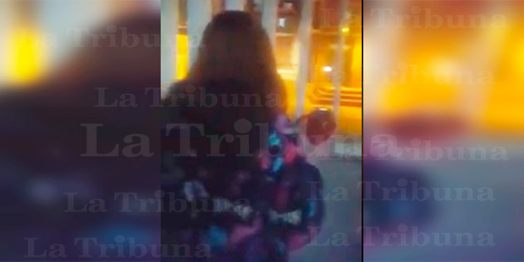 Hondureña en España canta desde ventana hermosa alabanza ante la pandemia (Video)