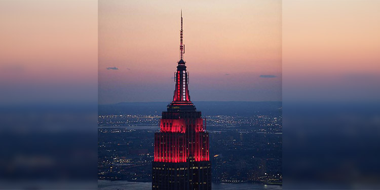 El homenaje del Empire State a los médicos que combaten el COVID-19 (Video)