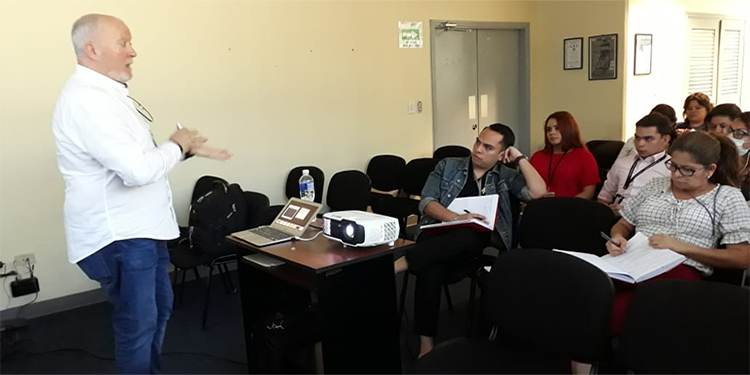 Experto español capacita a médicos forenses en genética