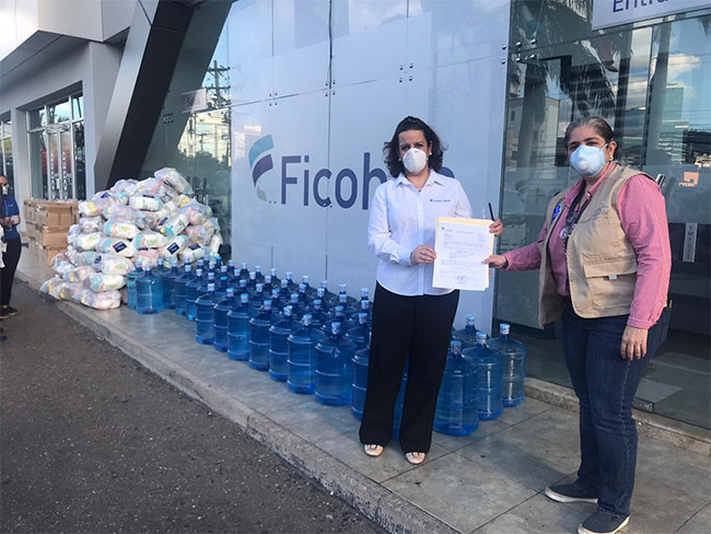 Grupo Financiero Ficohsa entrega canastas de alimentos a personal hospitalario