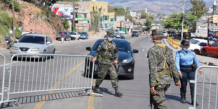 Retenes, 22 vías cerradas y “locura” en gasolineras