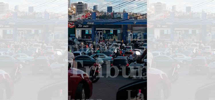 Abarrotadas gasolineras tras anuncio del gobierno de abastecerse por crisis de coronavirus 